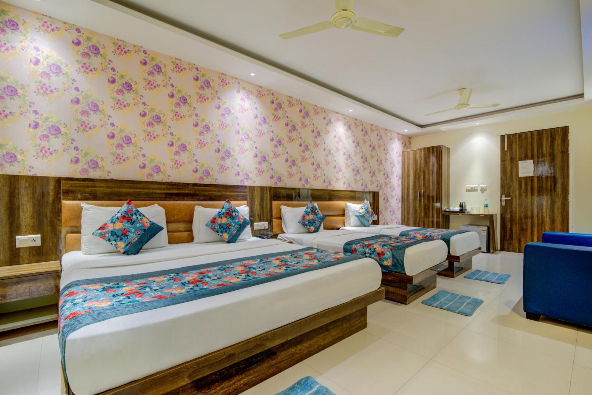 Hotel Smart Plaza By Smart Group Nueva Delhi Exterior foto